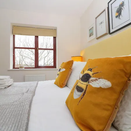 The Fox's Den * וויטבי