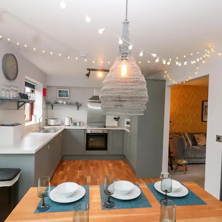 The Fox's Den * וויטבי