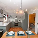The Fox's Den * וויטבי